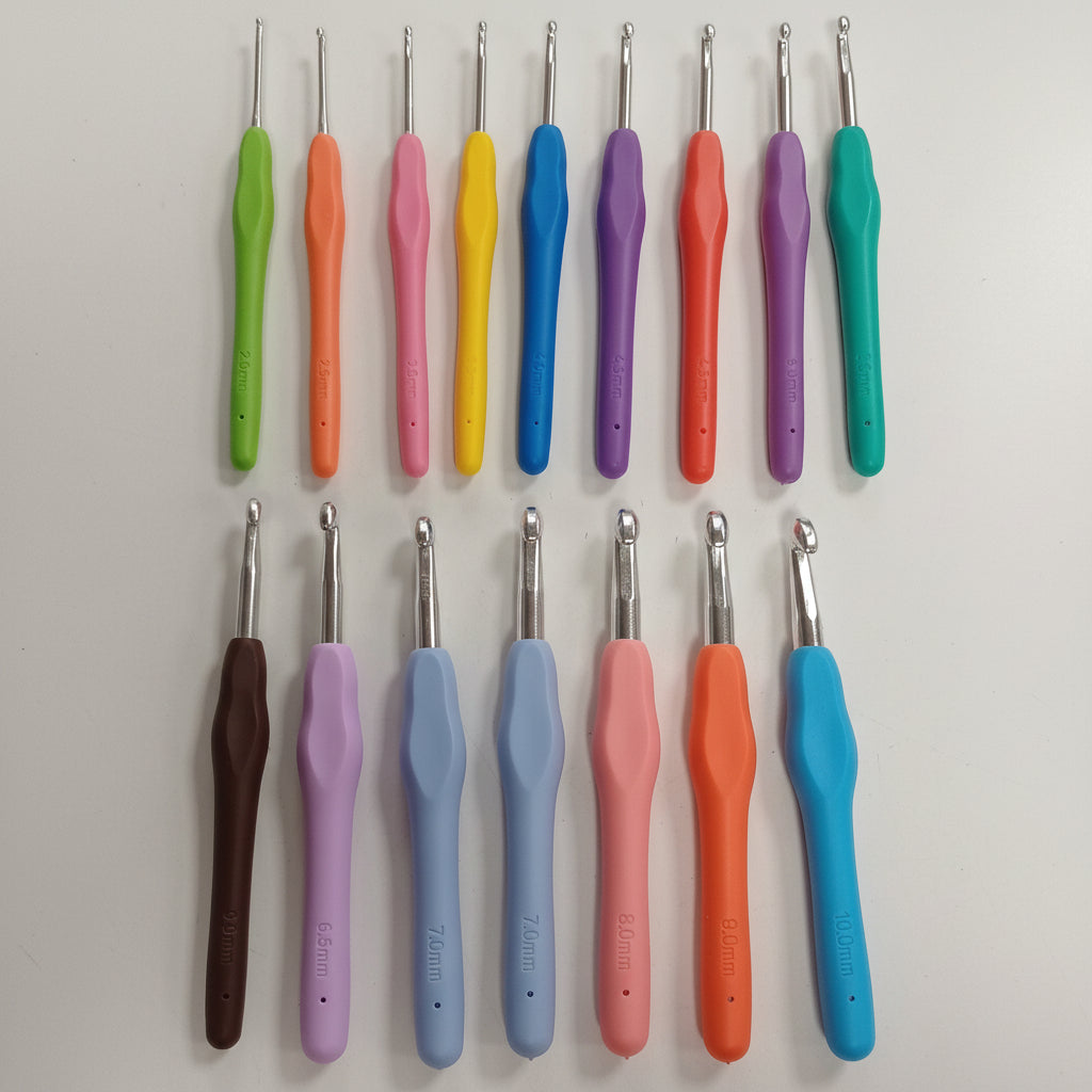 Set de Agujas de Crochet Ergonómicas – Colores Lisos (14 unidades) - LA MERCERIE